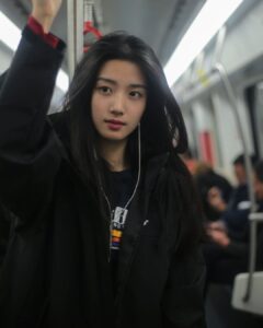 Phía Sau Cánh Cửa Hướng Nam