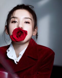 Từ Con Nhóc Quê Mùa Đến Nữ Vương C ờ Bạ c