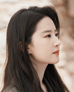 Bị Cả Công Ty Cô Lập Ba Tháng, Đêm Tiệc Tất Niên Tôi Bước Lên Sân Khấu