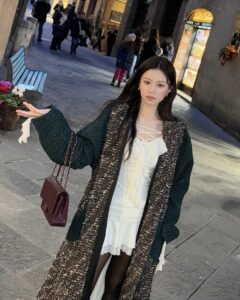 Mẹ Dùng Thẻ Công Vụ Của Tôi Mua Nhà Cho Em Trai, Không Ngờ Tết Này Nó Phải Vào Tò