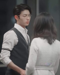 Anh Chặn Xe Cứu Thương Chỉ Vì Cô Ta Sợ Tiếng Còi